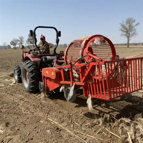 農(nóng)田石塊別發(fā)愁，撿石機(jī)來解煩憂